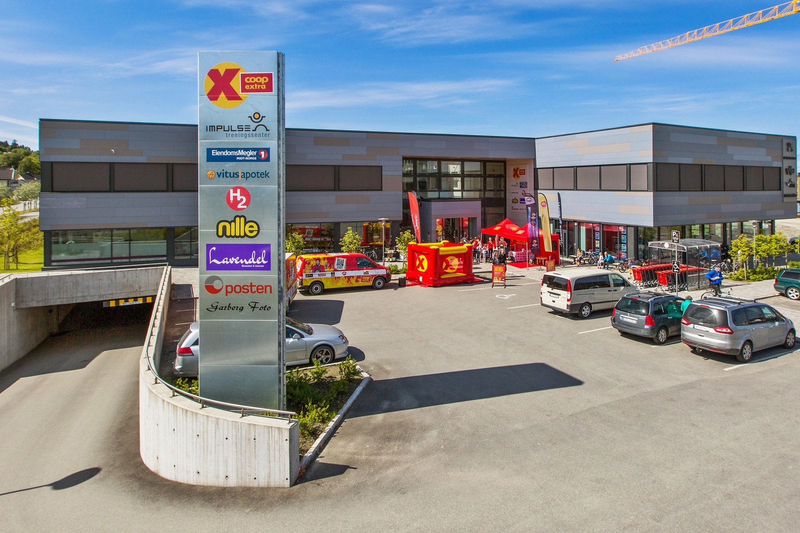 Kiwi Ranheim ligger bare en kort spasertur fra boligen, og et par minutter videre finner man Grilstadporten med søndagsåpen butikk, bank, Pizzabakeren, apotek, treningssenter, blomsterforretning m.m. Galleribilde