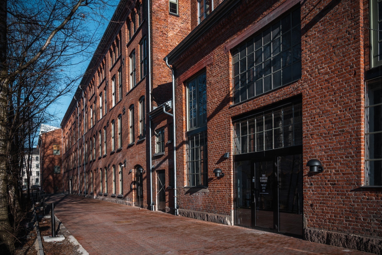 Område for uteservering. Bygget har også en stor bakgård med mange muligheter. Galleribilde