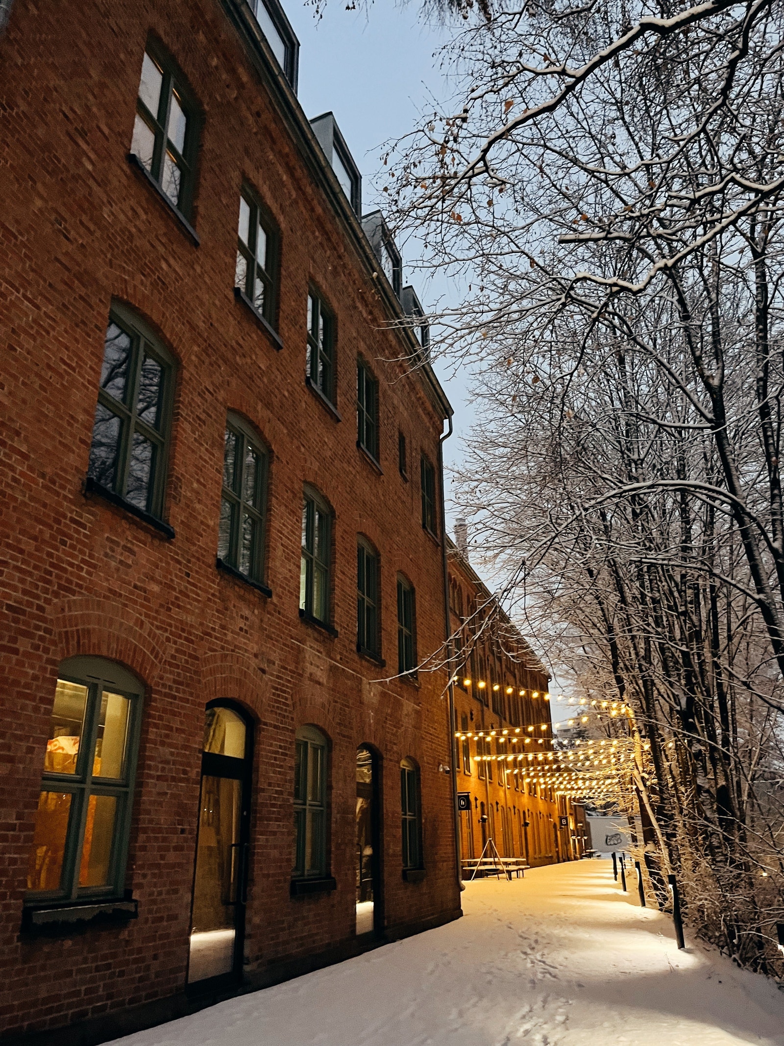 Vinterstemning med hyggelig lys mot bakgård Galleribilde