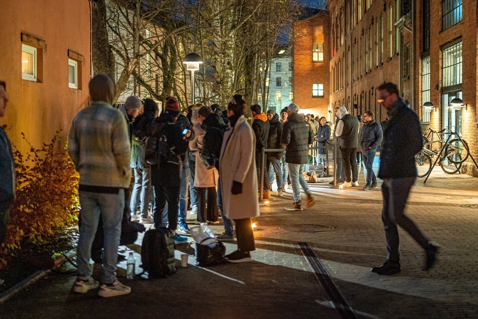 Kø sett fra sør, mot bakgårdens inngangsparti.
(Photographer: Brian Tallman https://www.bktphotography.com) Galleribilde