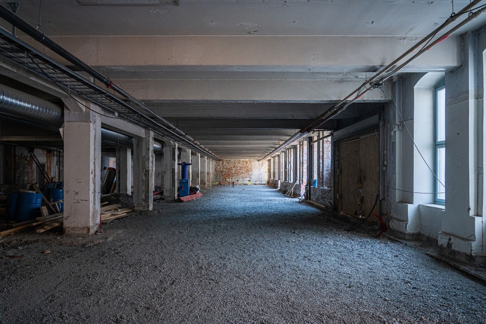 Rålokalet fra nord. Lokalet fortsetter til venstre på bilde hvor det er opplegg for kjøkkenfasiliteter o.l. Galleribilde