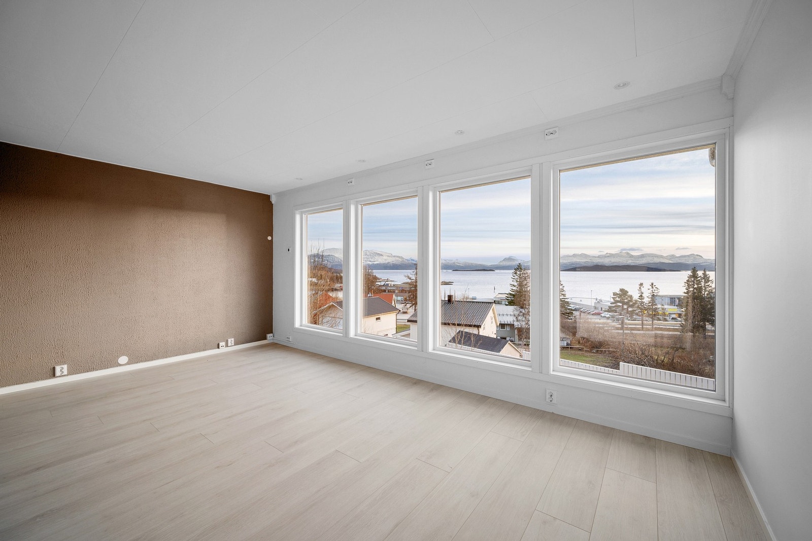 Rause vindusflater som gir godt med dagslys sammen med lyse overflater gir en luftig romfølelse Galleribilde