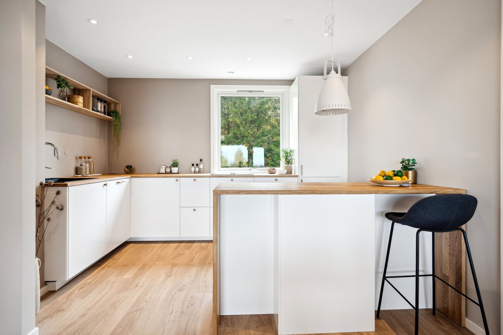 Åpent og minimalistisk kjøkken Galleribilde