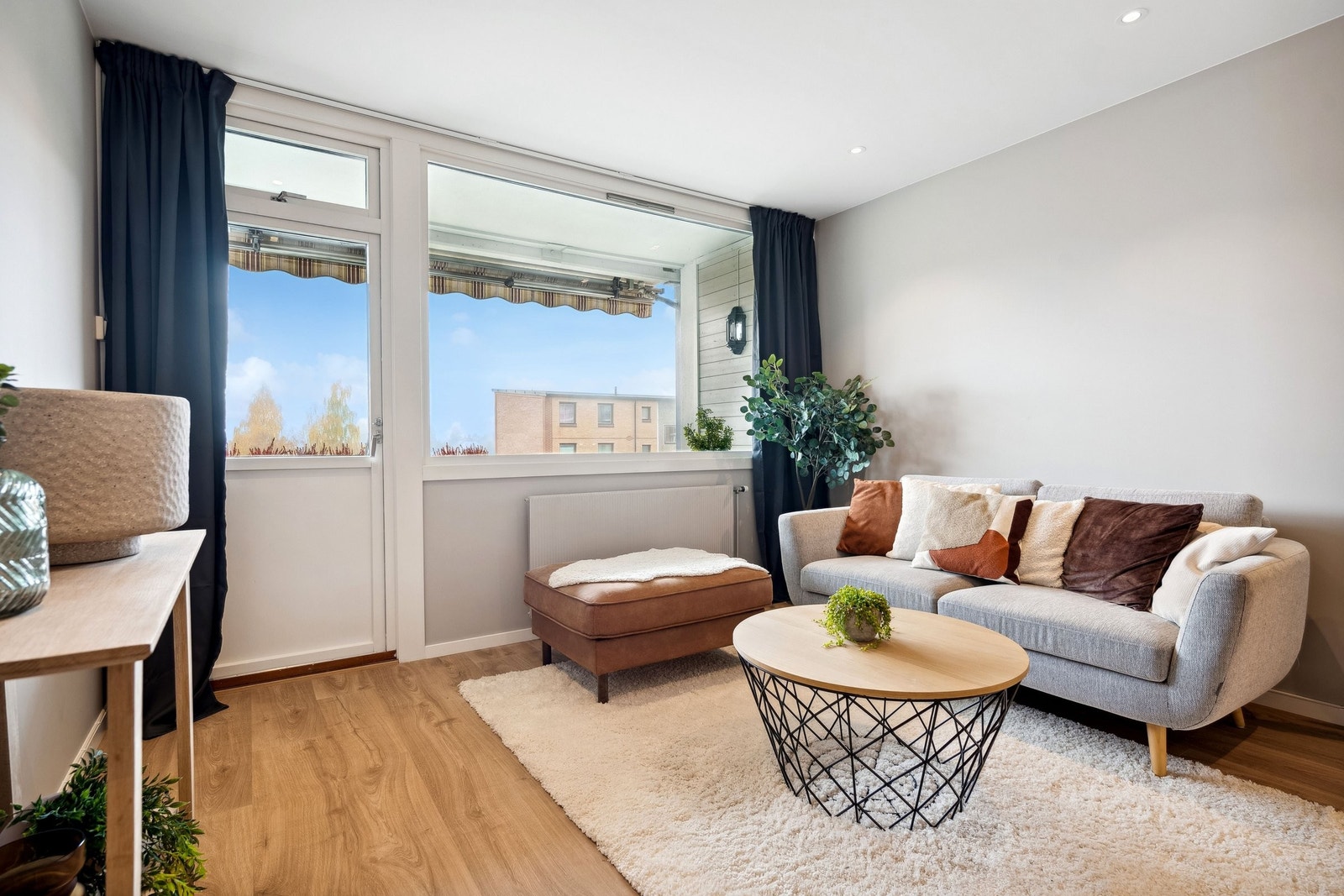 Stue med store vinduer og utgang til balkong. Galleribilde