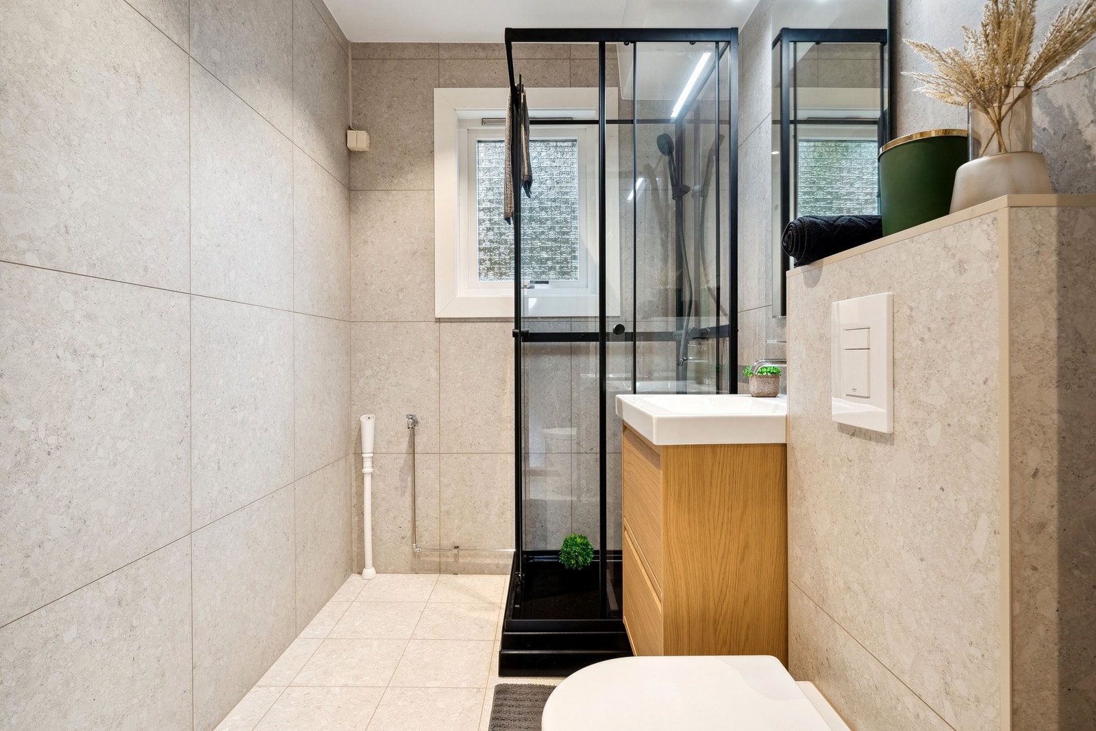 Lekkert baderom med nye innredninger i 2024. Opplegg for vaskemaskin. Galleribilde