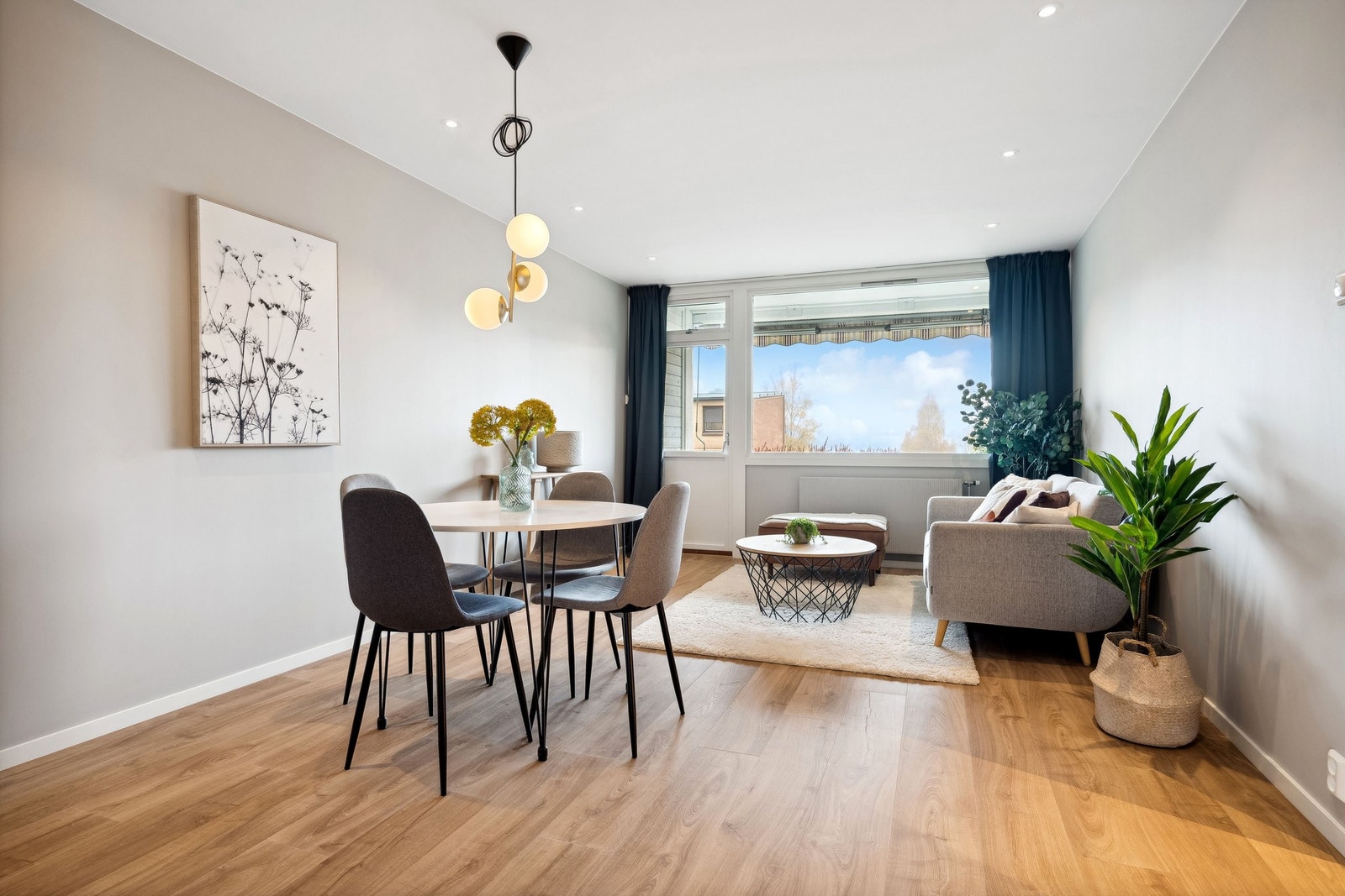 Stue med plass til sofagruppe og spisebord Galleribilde