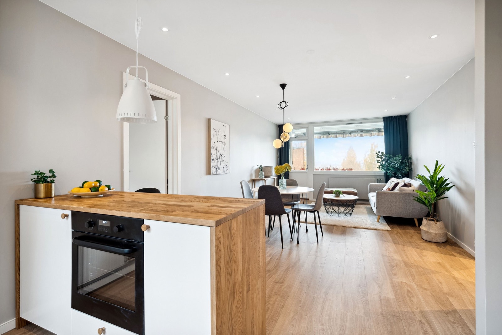 Arbeidsstasjon skaper et sosial samlingspunkt under matlaging Galleribilde