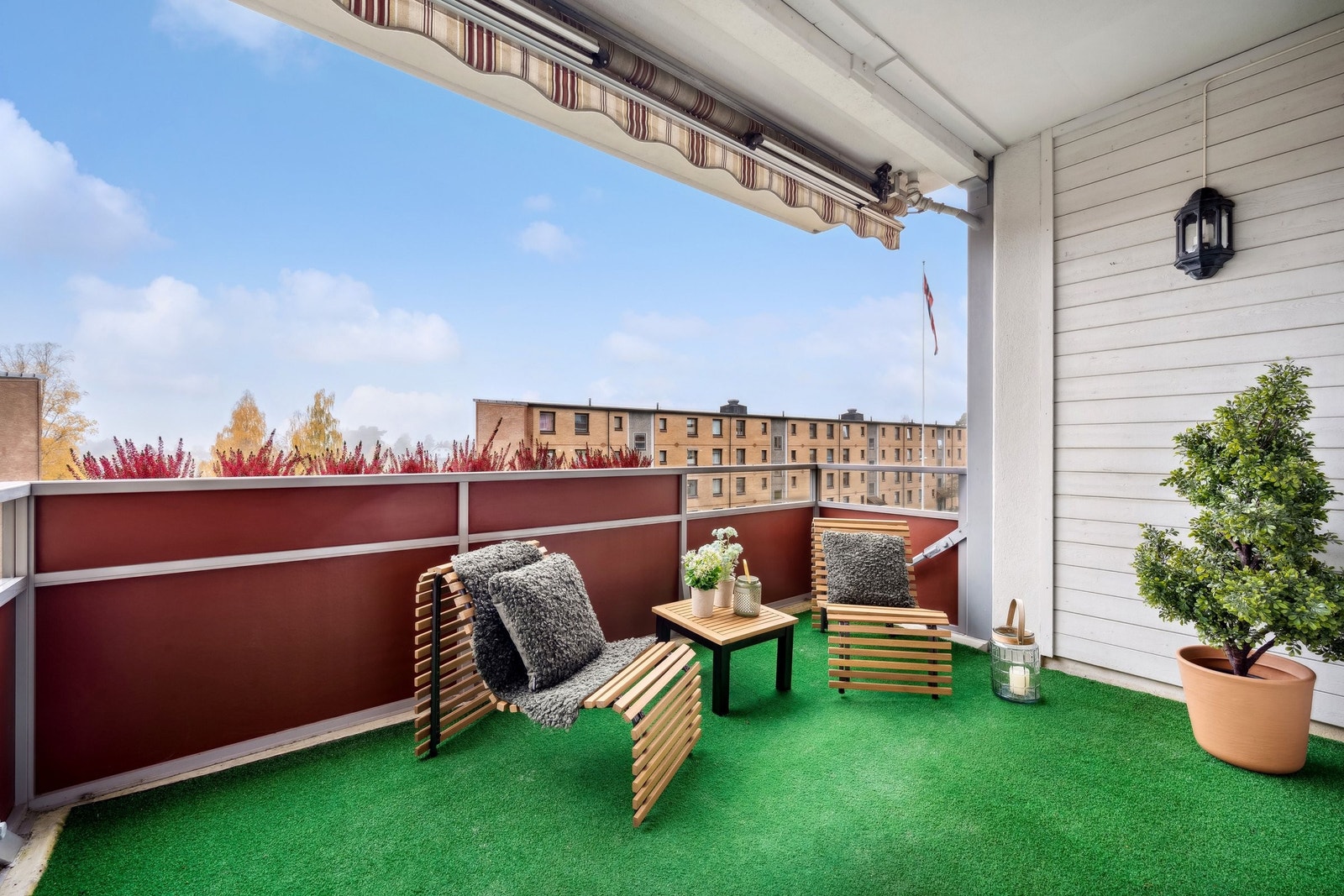 Balkong på ca. 8 kvm svært usjenert og har en god intern beliggenhet med utsyn mellom blokkene foran. Galleribilde