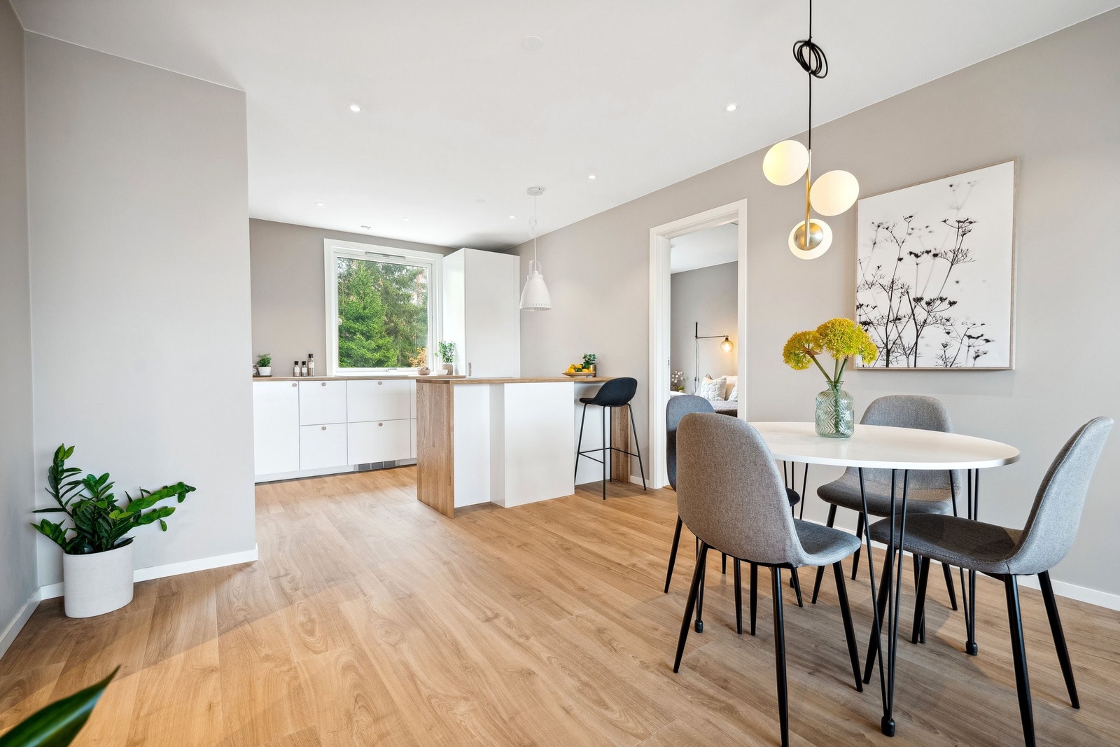 Åpen stue med enkel tilgang til kjøkkenet. Galleribilde