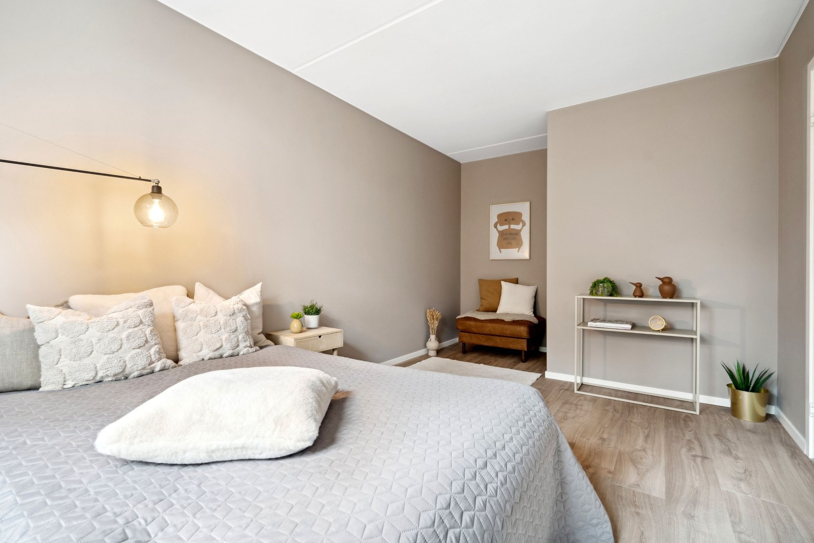 Hovedsoverom med avsatt plass til garderobe Galleribilde