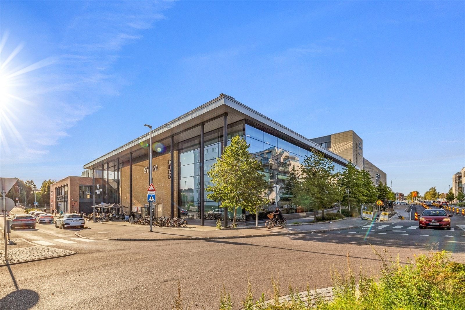 For ytterligere butikker og servicetilbud ligger Lambertseter senter rett utenfor døren. Dette er et relativt nytt og moderne senter med ca. 75 butikker samt egen kino (Symra). Her finnes bl.a. vinmonopol, bibliotek, kafeer og restauranter. Galleribilde