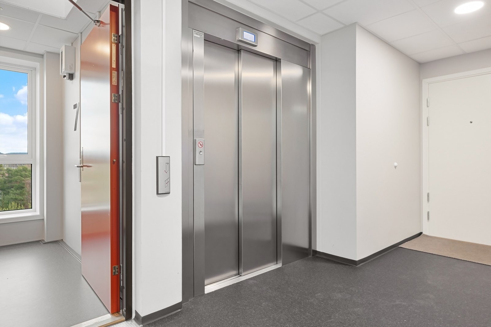 Det er heis til leiligheten, både fra inngangspartiet og fra garasjeanlegget. Galleribilde