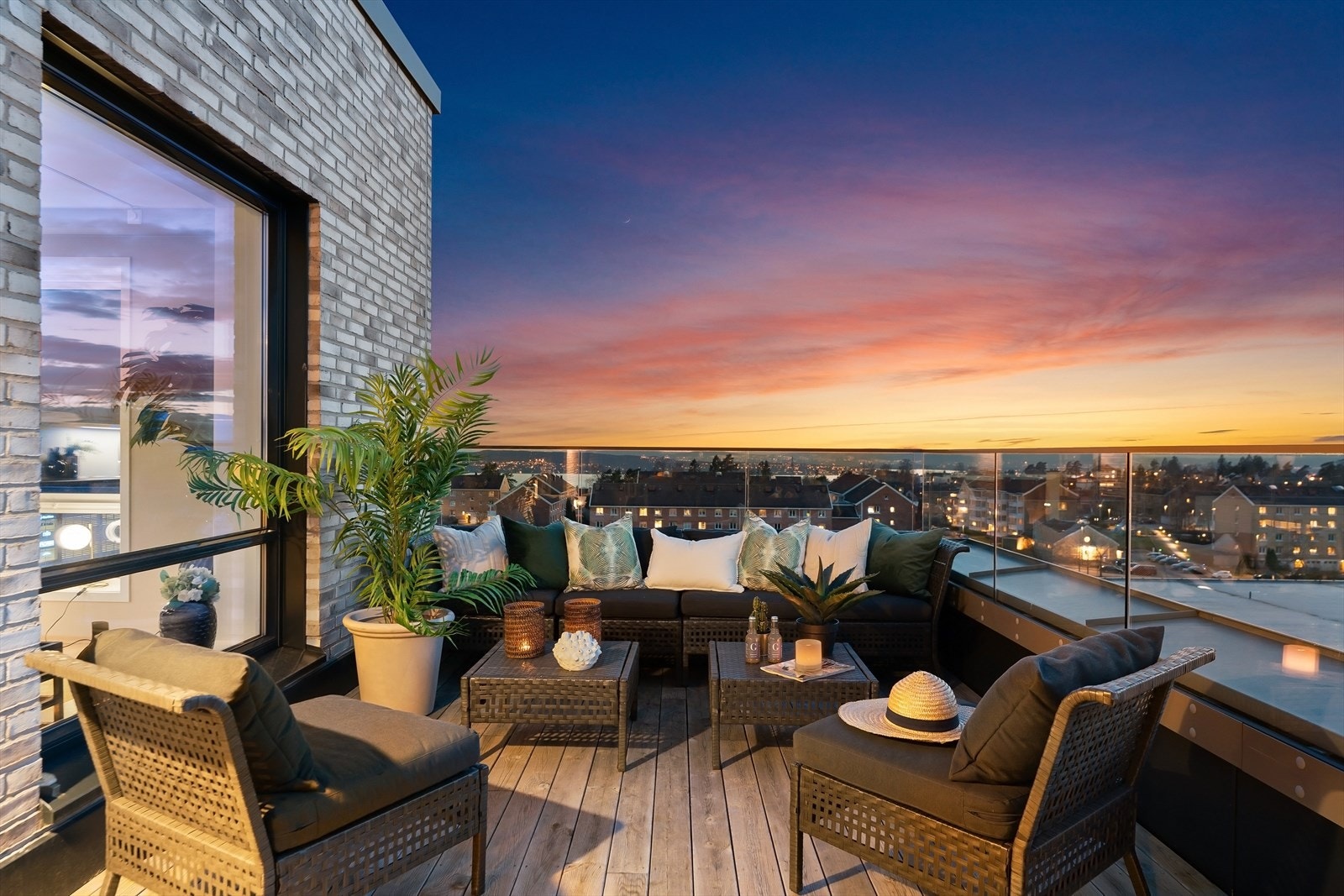 Leiligheten har en stor, usjenert takterrasse på ca. 35 kvm Galleribilde