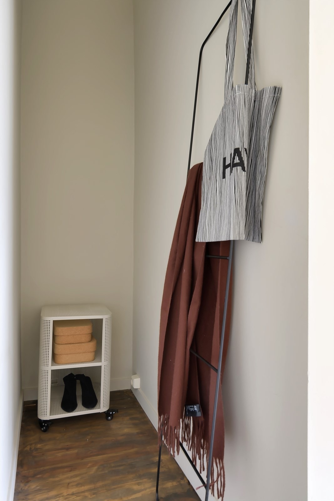 Praktisk nisje som kan innredes med hyller og oppheng Galleribilde