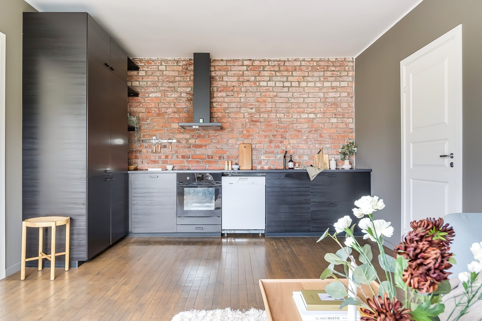 En veldig sjarmerende og pen 4-roms endeleilighet beliggende høyt og fritt i 4.etg Galleribilde