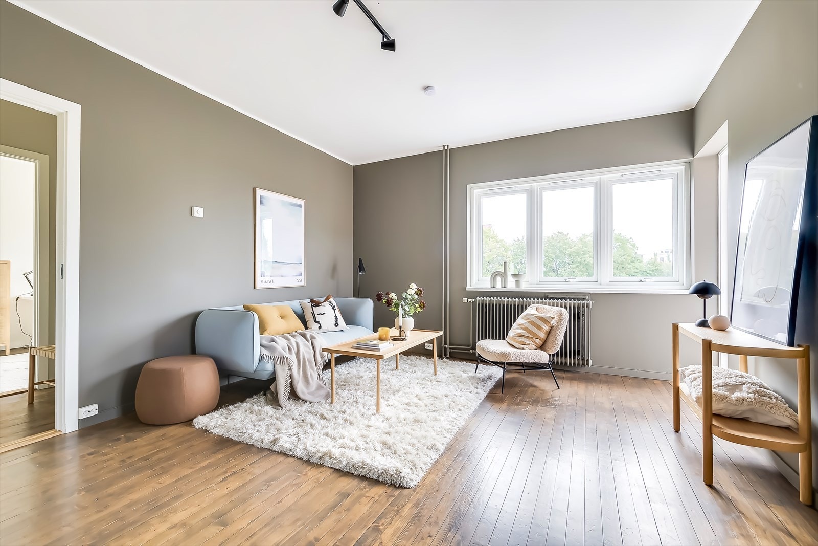 En meget hyggelig stue malt i lun farge, hvilket passer de fleste innredninger Galleribilde