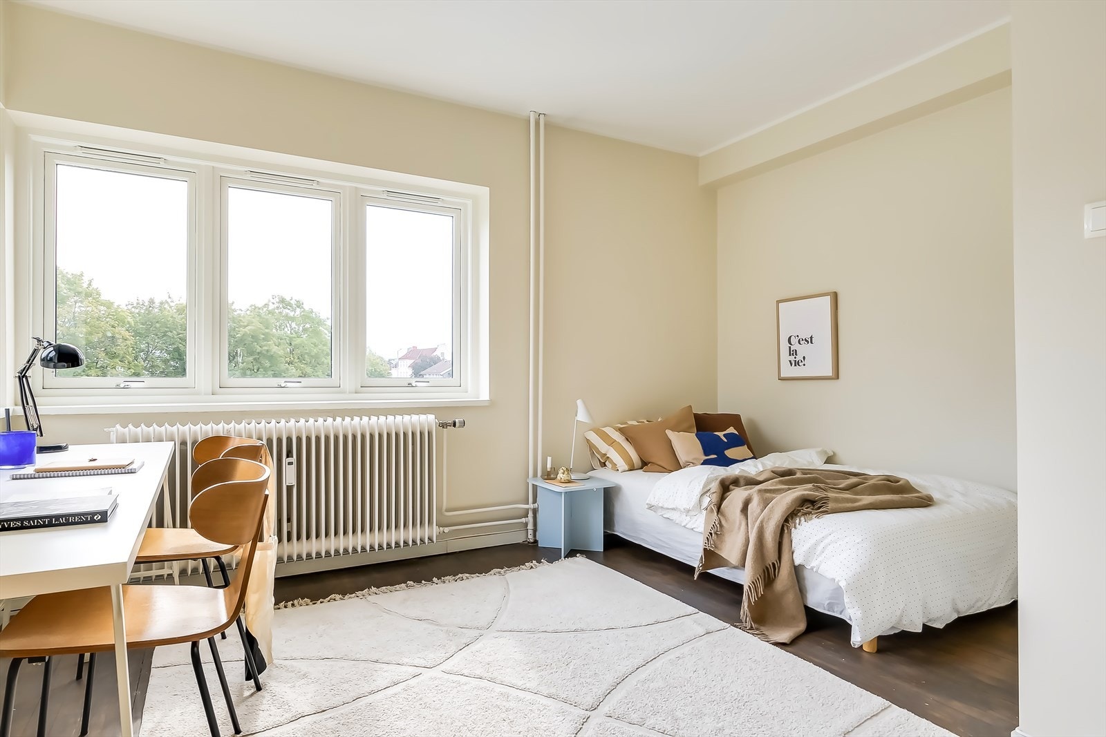 Den lune veggfargen gir en god atmosfære til rommet Galleribilde