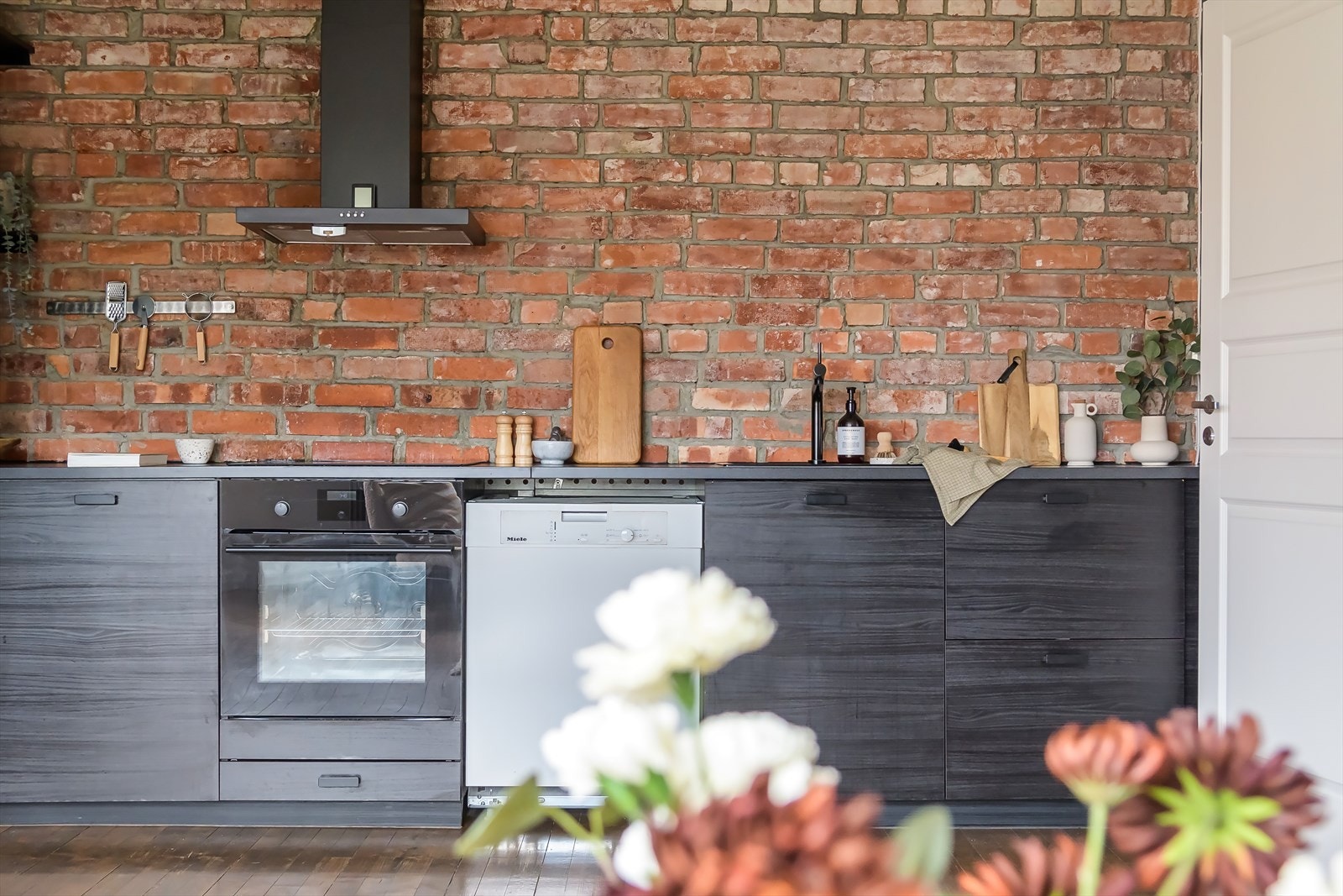 Videre er kjøkkenet er utstyrt med integrert stekeovn, platetopp og kjøl/frys. Oppvaskmaskin under benk Galleribilde