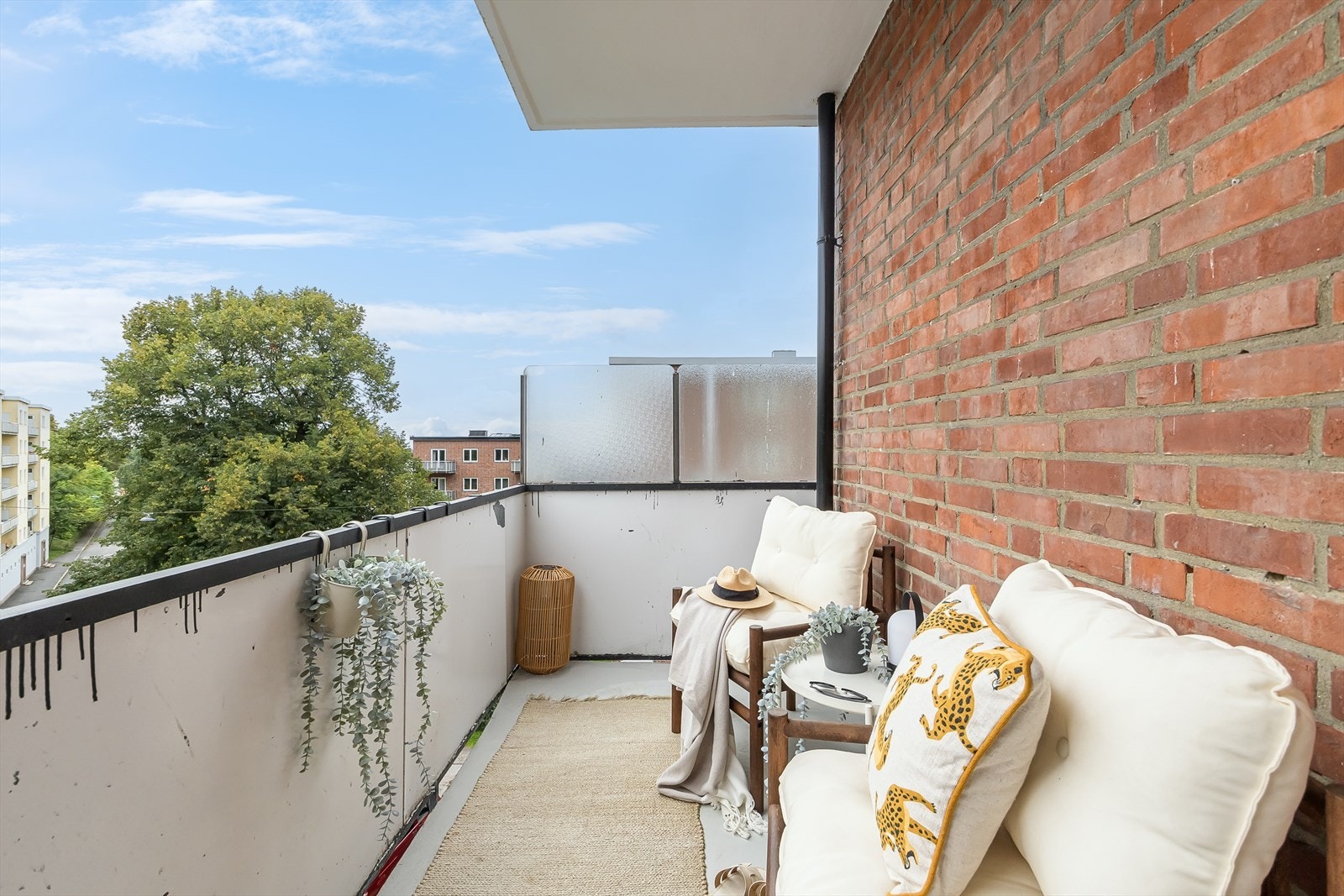 Leiligheten er delikat gjennomført med originale tregulv, tidsriktig fargepalett og stilig teglsteinsvegg Galleribilde