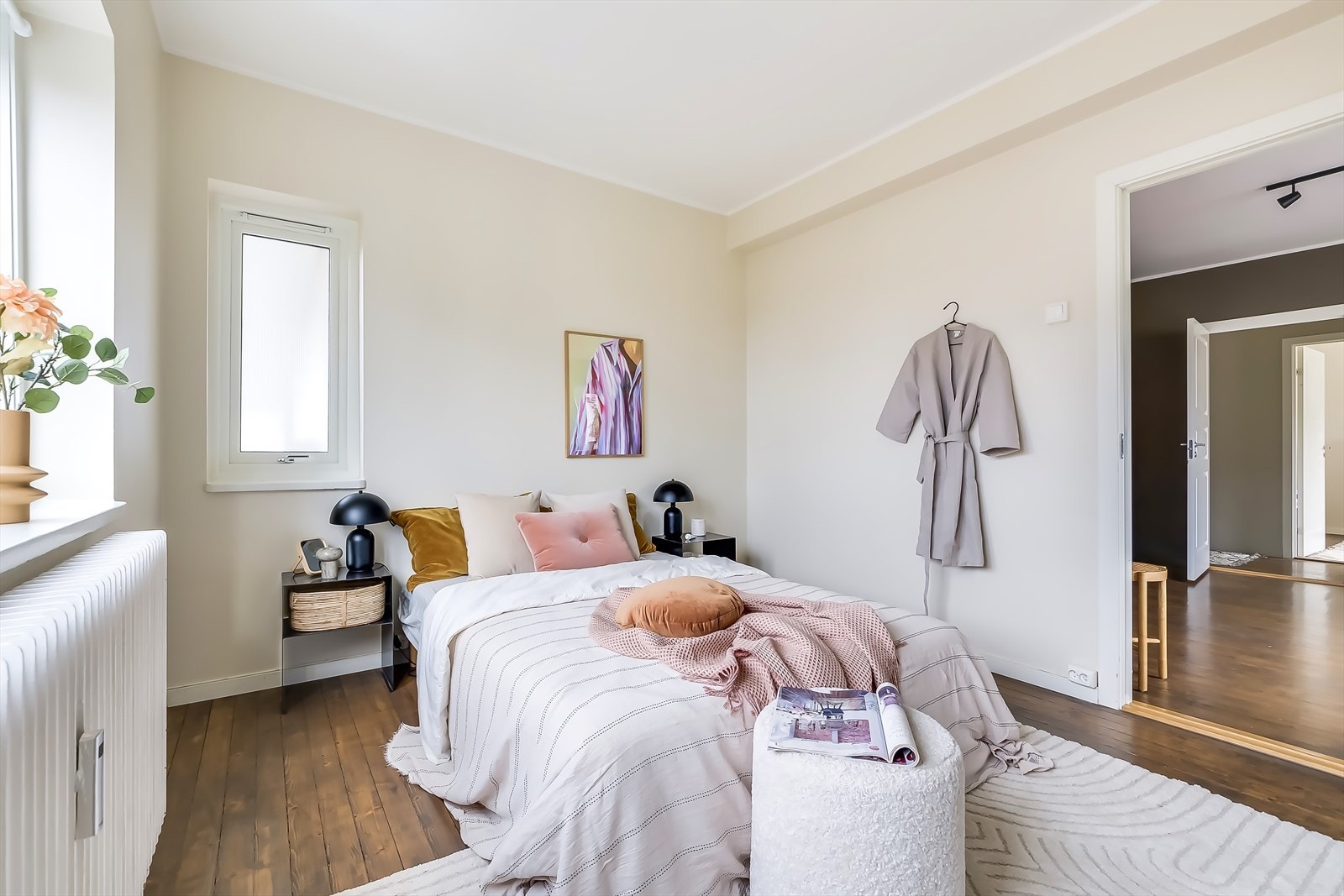 Hovedsoverommet er romslig med plass for dobbeltseng med nattbord og garderobeskap for oppbevaring av klær og annet Galleribilde