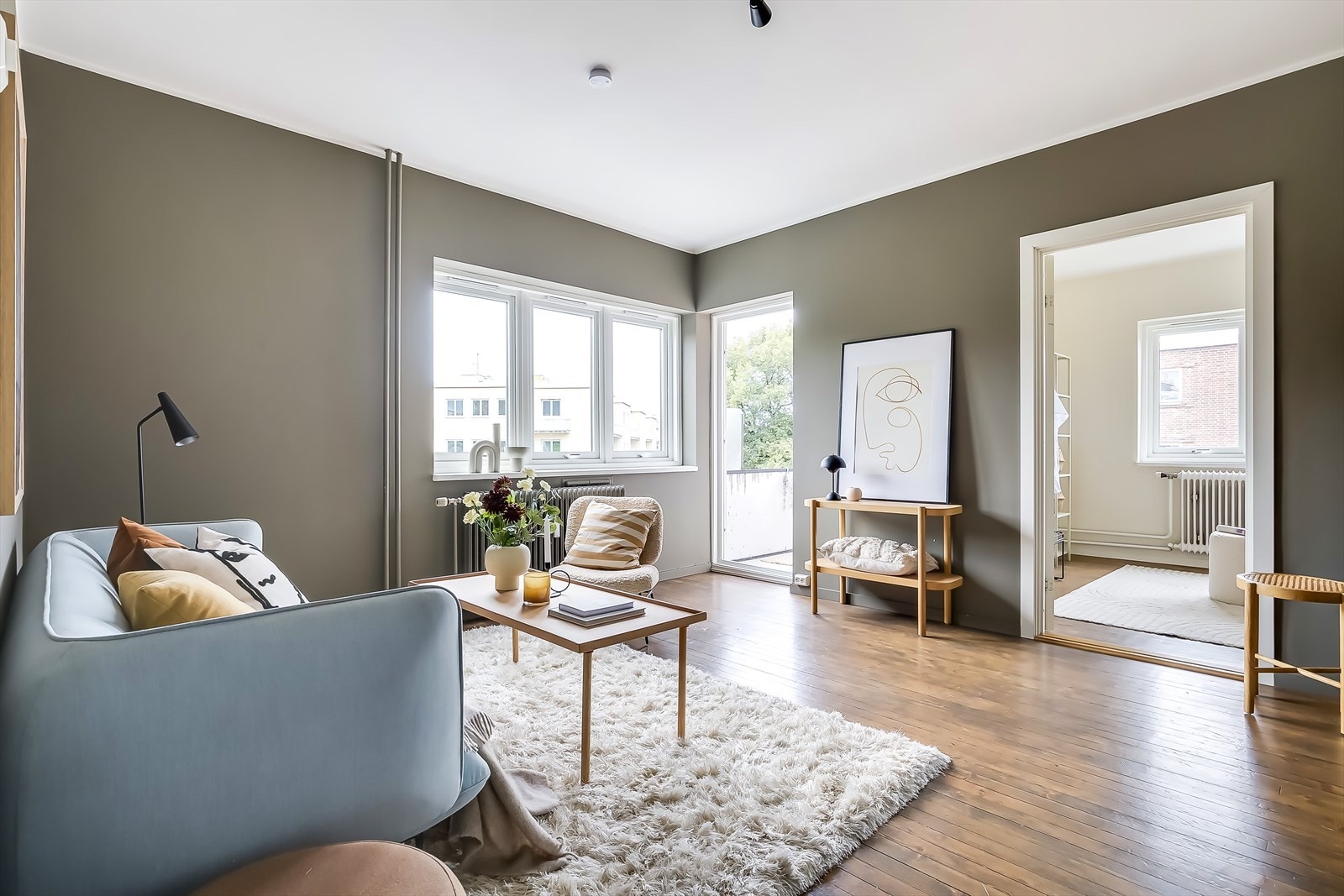 Det er gode innredningsmuligheter for sofagruppe, spisebord og annet møblement. Galleribilde