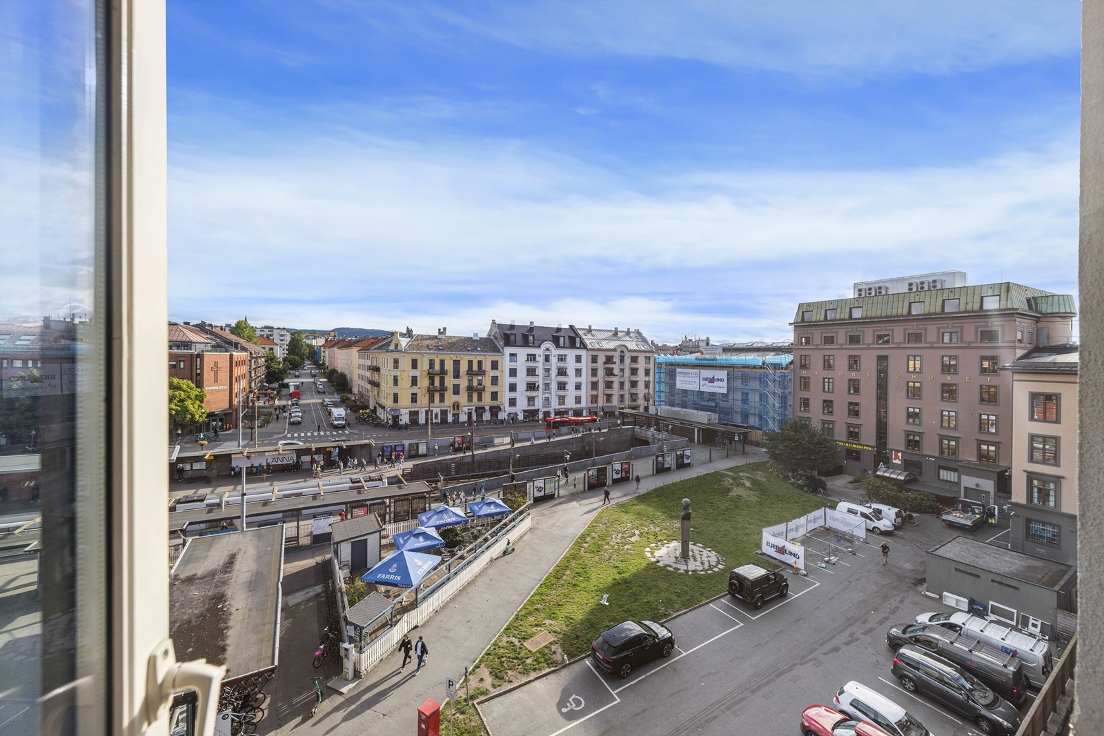 Leiligheten er beliggende i 6.etasje med fin usikt over sentrum av Oslo. Galleribilde