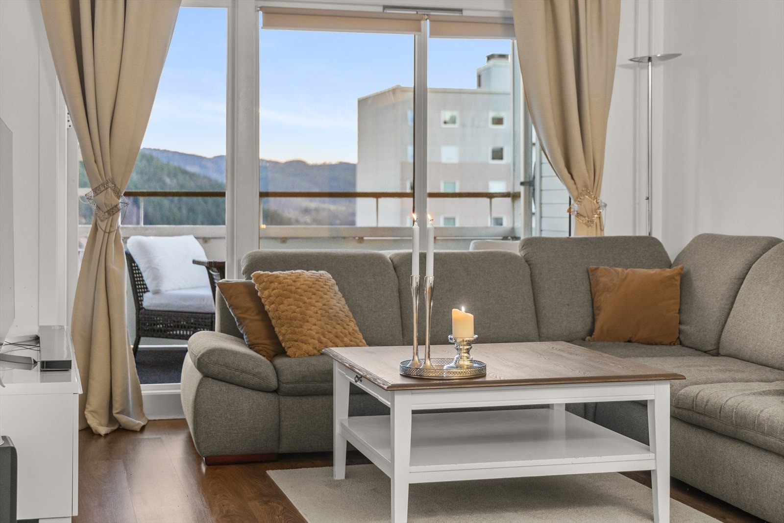 Fra stuen er det utgang til en hyggelig takoverbygget veranda Galleribilde