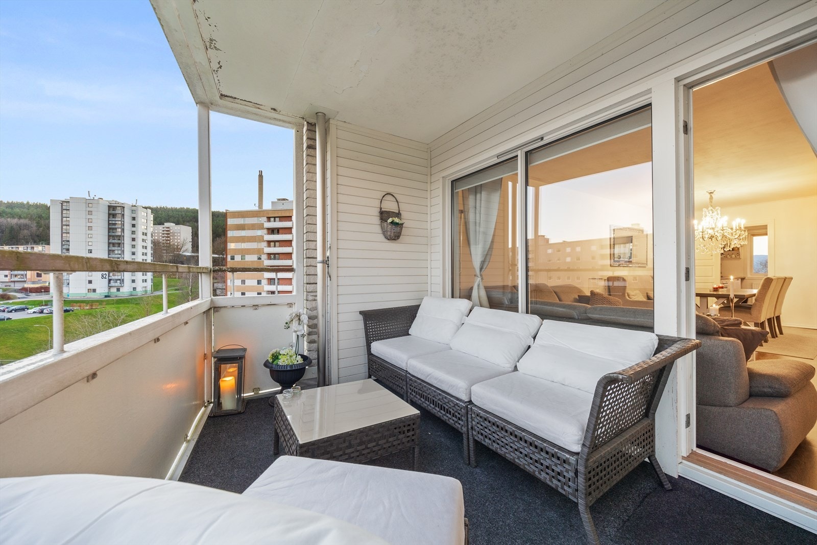 Balkongen er takoverbygget med god plass for utemøblement Galleribilde