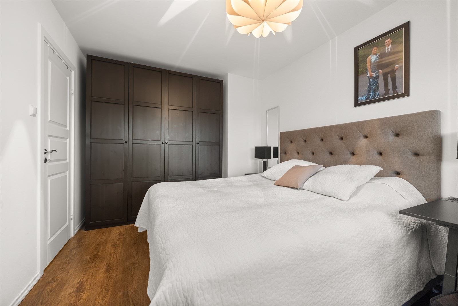 Garderobeskap på soverommene medfølger handelen Galleribilde