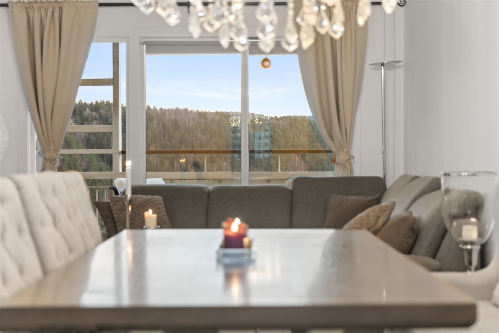 Leilighetens interne beliggenhet oppleves som høyt og fritt, med usjenert utsyn Galleribilde