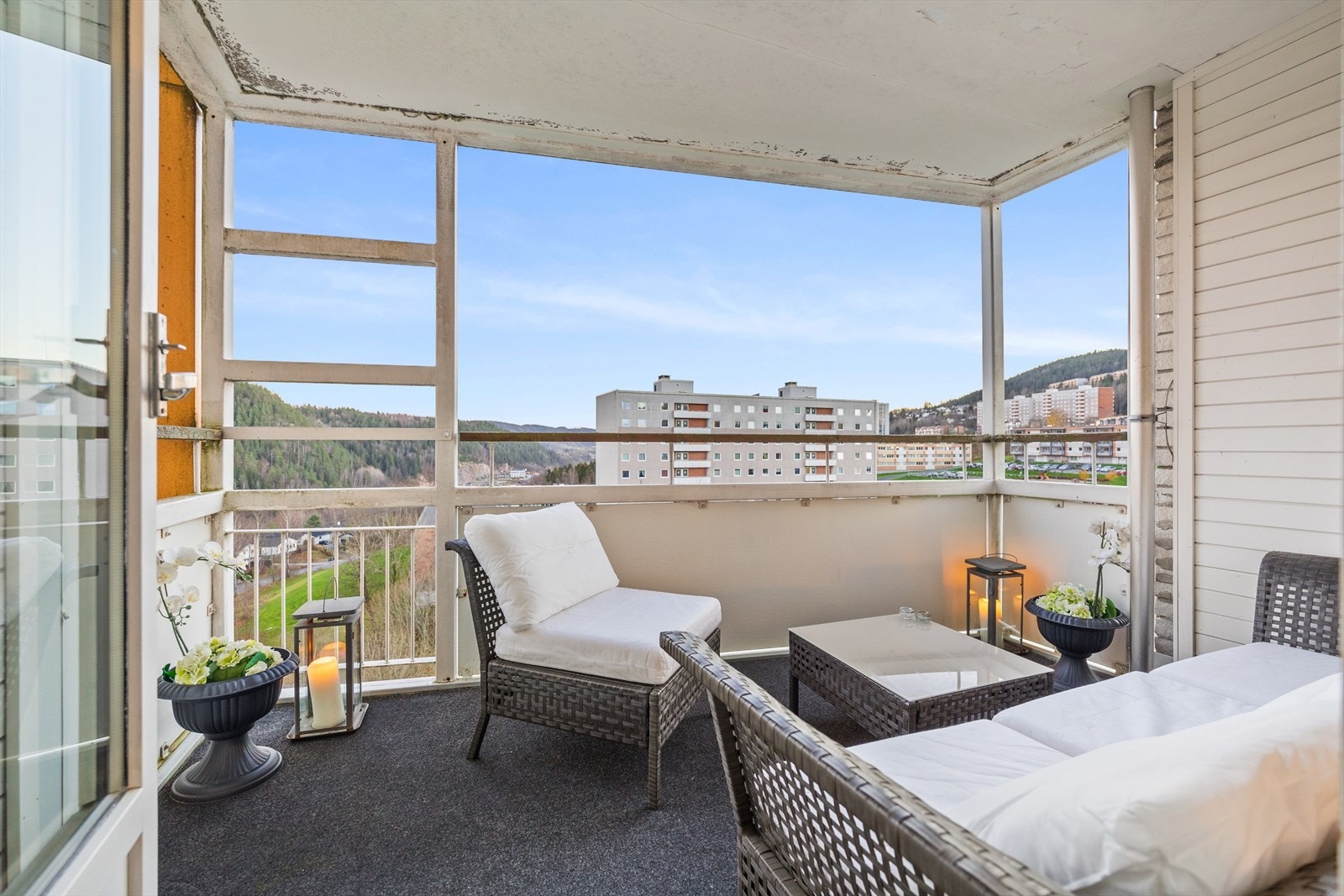 Leiligheten ligger høyt og luftig med gjennomgående lysinnslipp Galleribilde