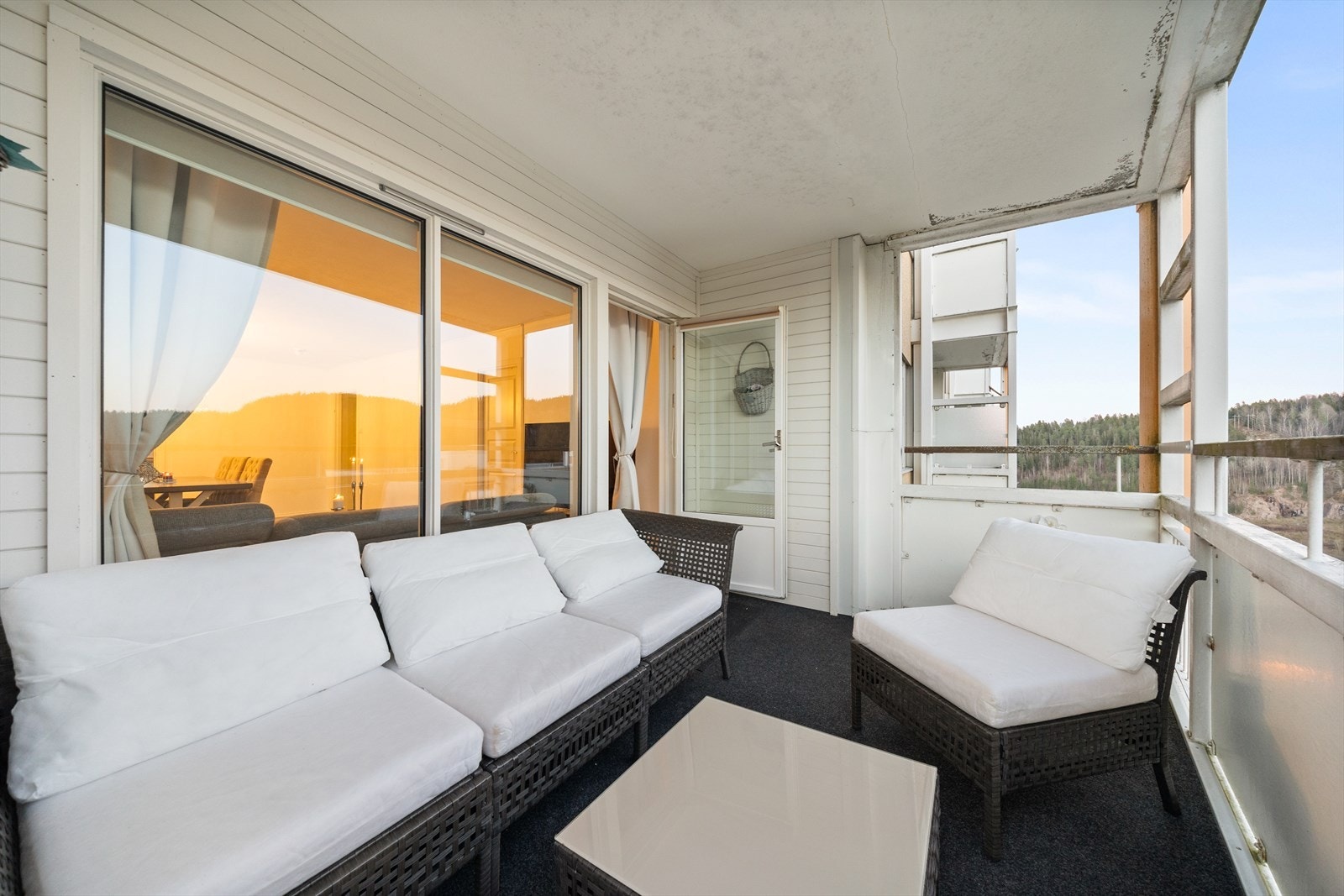 Verandaen har teppegulv for en lun følelse Galleribilde