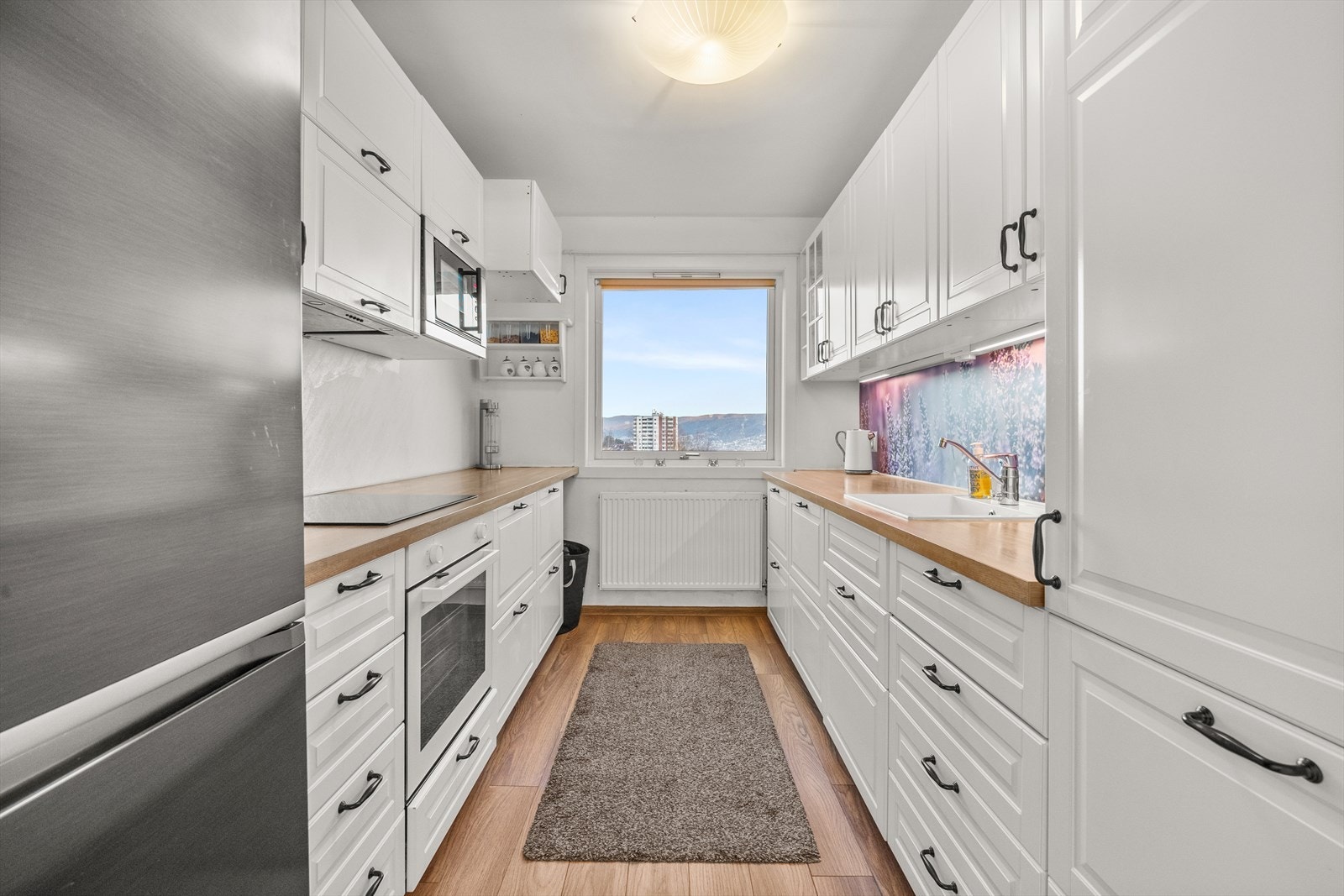 Kjøkkenet er pent og lettstelt med godt med skap- og skuffeplass Galleribilde