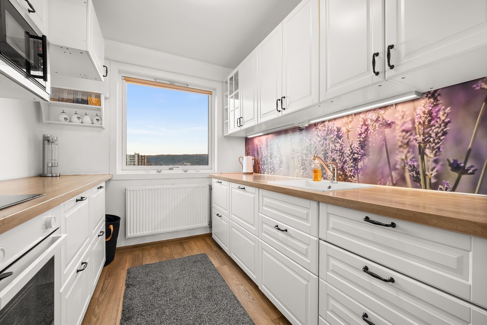 Oppvaskmaskin, koketopp, stekeovn og mikrobølgeovn medfølger salget Galleribilde