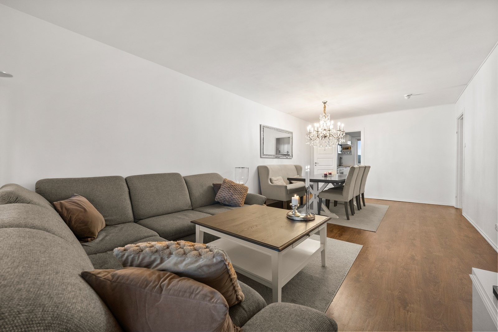 Stuen har god plass for både sofa og romslig spisestuemøblement Galleribilde