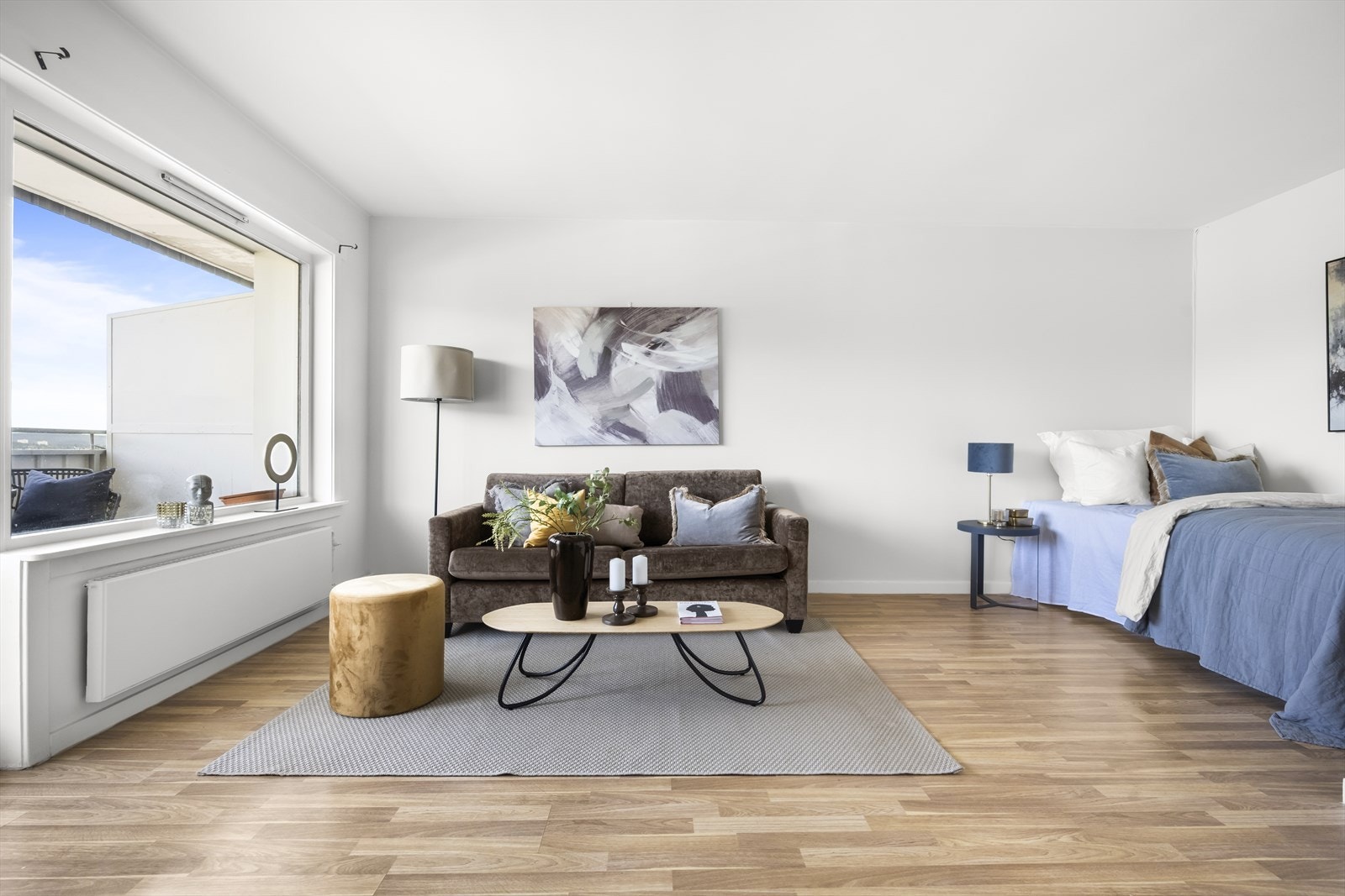 Stuen - Det er slette vegg og takflater. På gulvet er det en laminat med noe bruksmerker og svellinger opplyser takstmann. Galleribilde