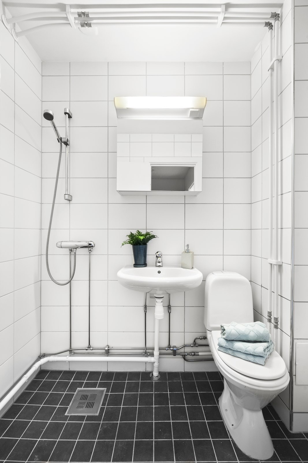 Takstmannen har gitt baderommet en TG3 grunnet originalt sluk med mye rust, ingen tilfredsstillende membranløsning som kunne konstateres og ukjent oppbygning for takstmann. Det bør påregnes totalrehabilitering av baderommet. Galleribilde