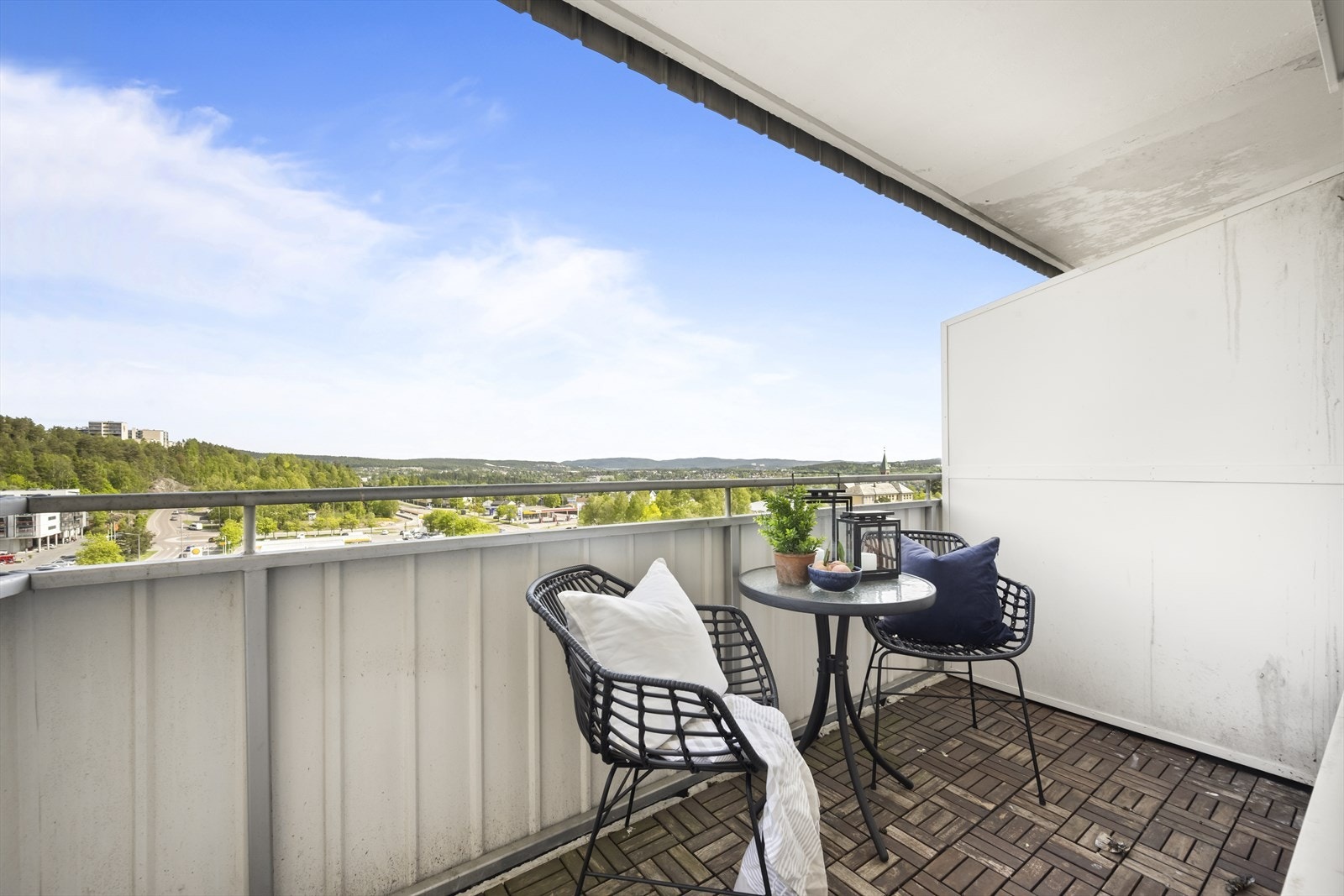 Østvendt balkong på ca. 4,5 kvm med sol fra morgen til ca. kl. 13 (i følge sunseeker). Galleribilde