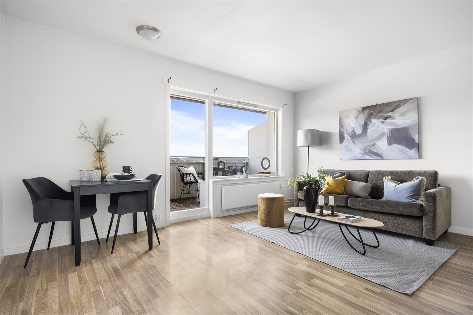 Utgang til balkongen fra stuen. Galleribilde