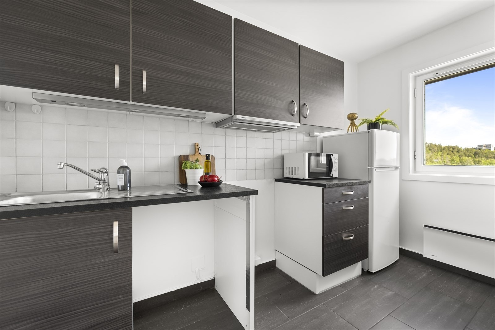 Det er godt med oppbevaringsplass i både overskap og underskap. Egen plass for kjøleskap. Kjøleskapet og micro medfølger. Galleribilde