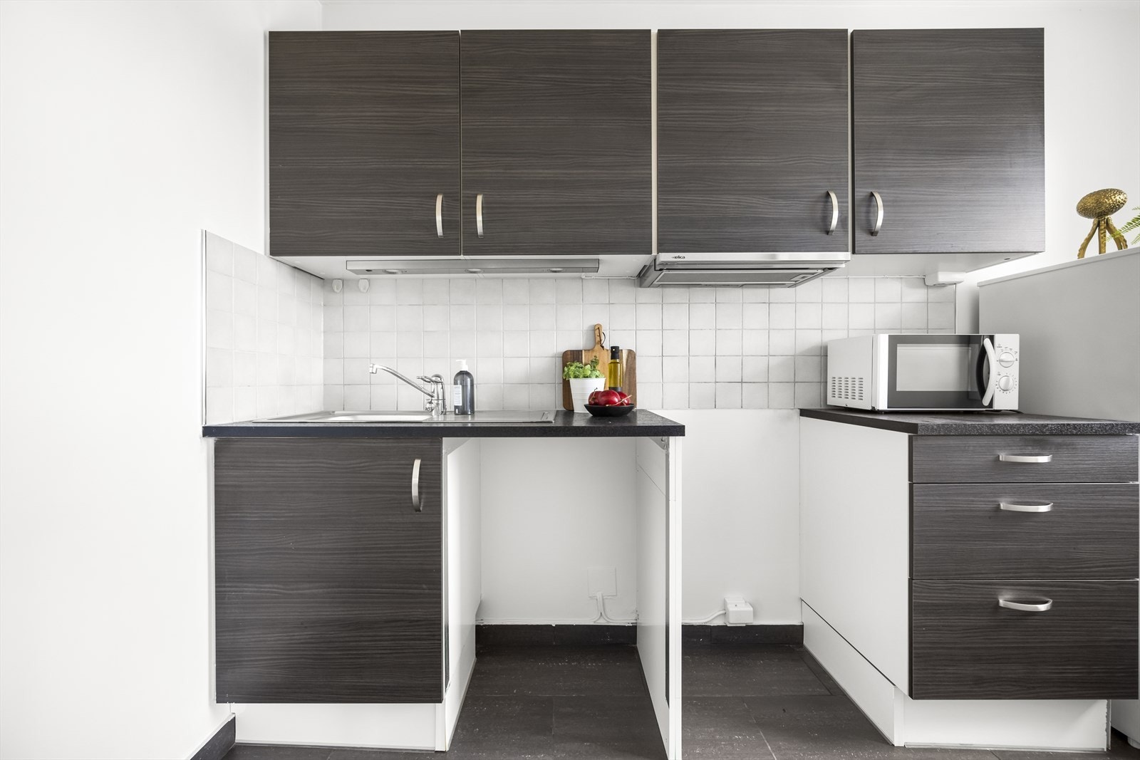 Separat kjøkken med plass for oppvaskmaskin og komfyr. Galleribilde