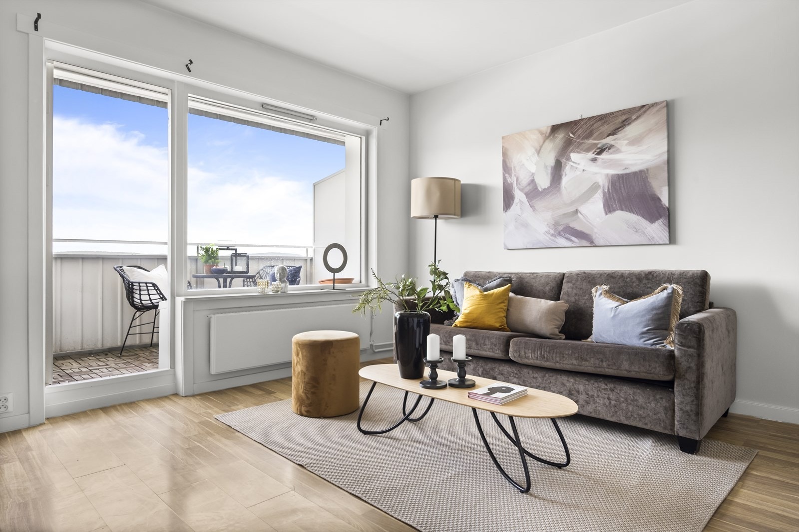 Her bor du høyt og fritt i 10.etg! Boligen har en østvendt balkong på ca. XX kvm. Galleribilde