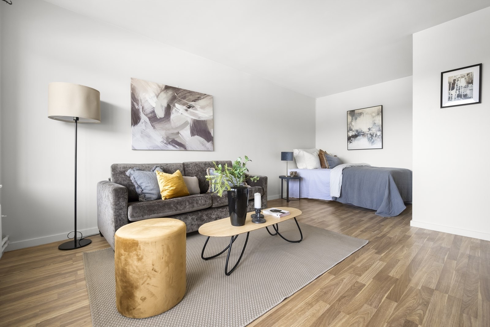 Romslig stueløsning med nisje for seng. Galleribilde