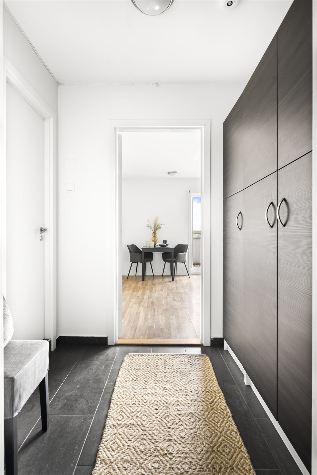 Fra entréen har du tilgang til badet og stuen. Galleribilde