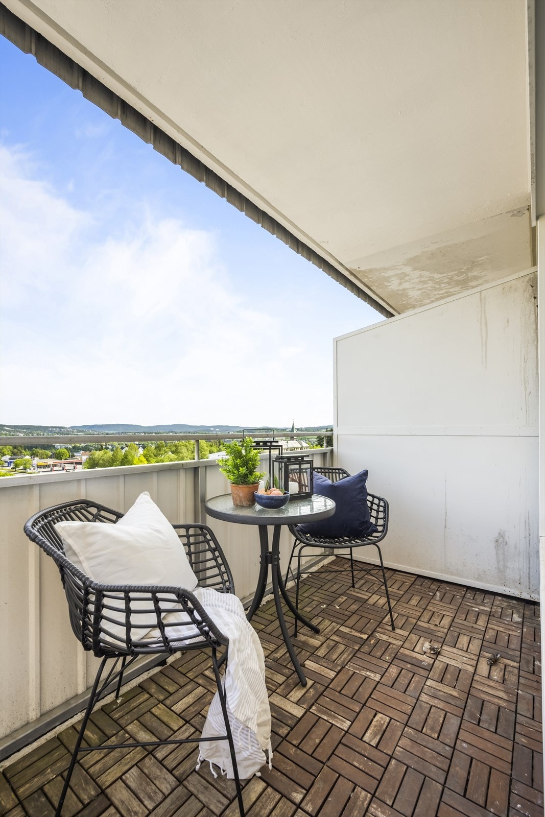 Koselig overbygget balkong med langstrakt utsikt! Her bor man høyt og fritt i 10.etg med heisadkomst. Galleribilde