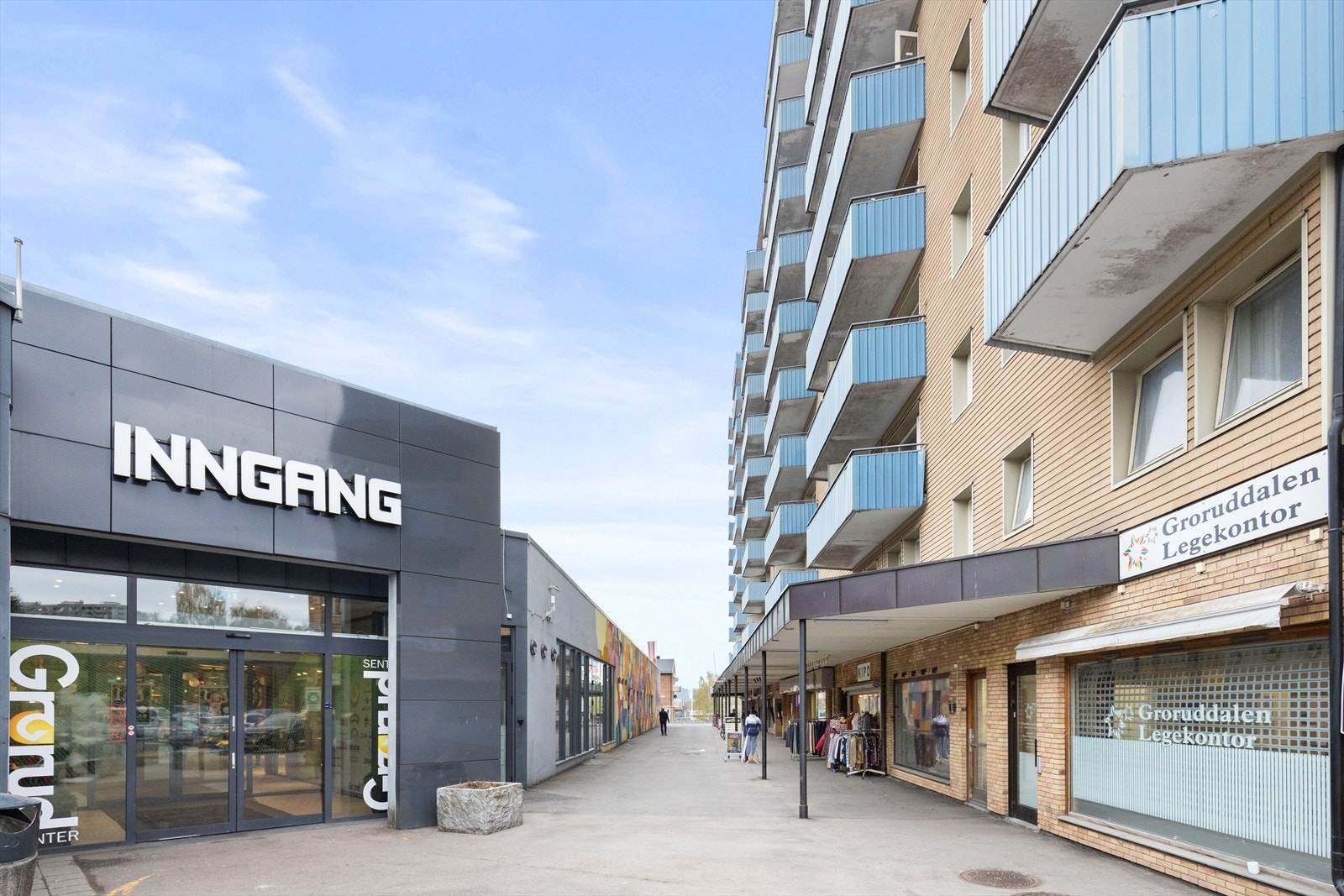 Nærområdet - Kun få minutter gange så kommer du til Grorud senter med 32 butikker/forretninger. Her er alt fra slakter, frisør, klesbutikker, Meny, Peppes Pizza, vinmonopolet, apotek m.m. Galleribilde