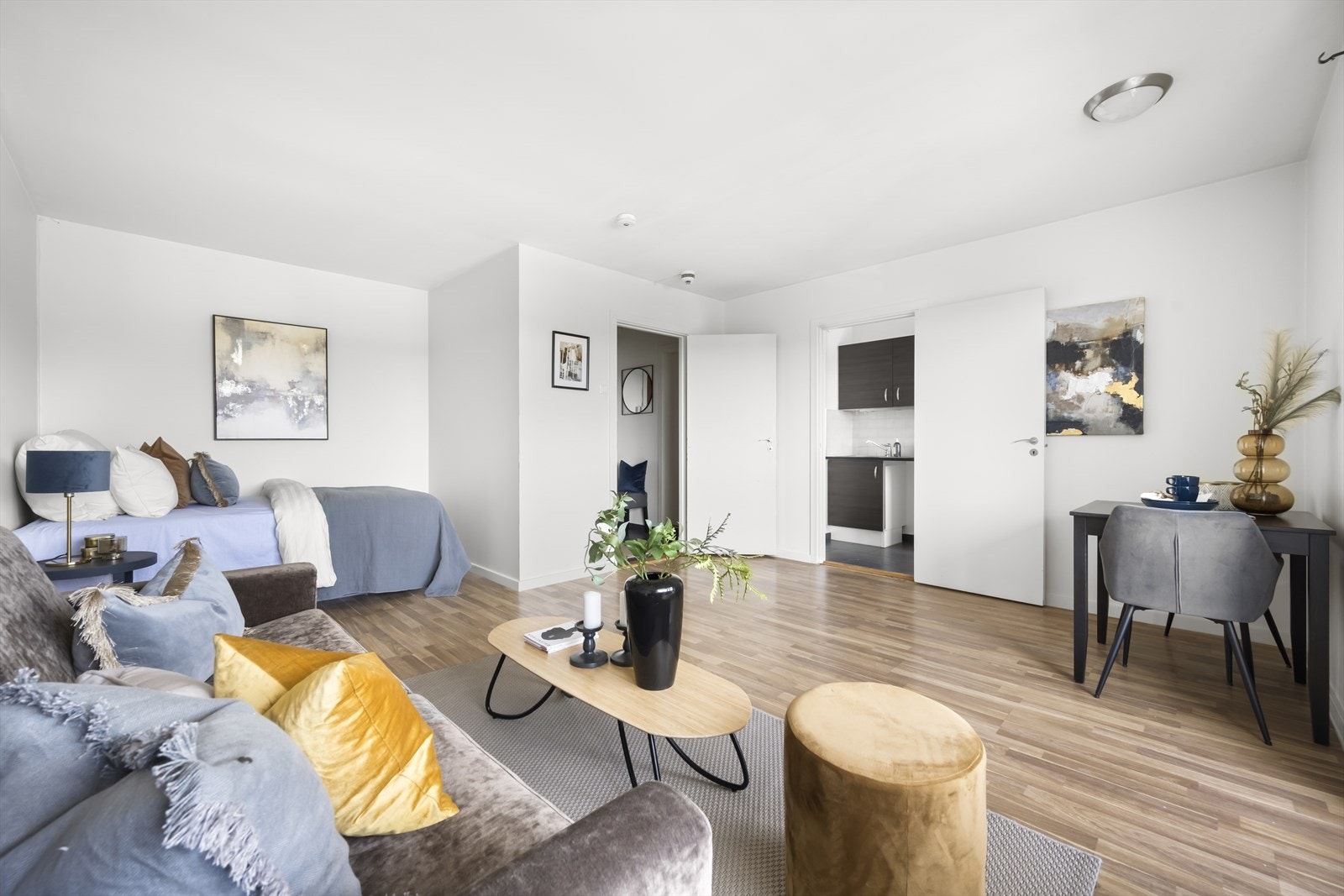 Lyst og åpen stue med nisje for seng. Dagens løsning er en 1-roms løsning men det er muligheter for å flytte kjøkkenet ut i stuen og opprette et større soverom der dagens kjøkken er. Konferer megler vedr. løsningen. Galleribilde