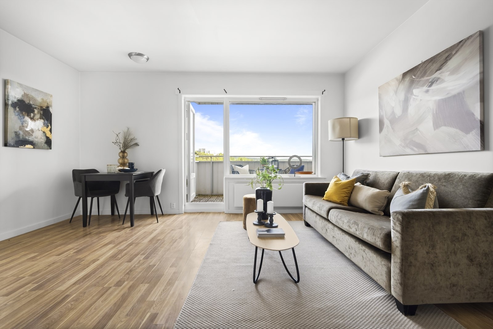 Lyst og åpen stue med store vindusflater. Galleribilde