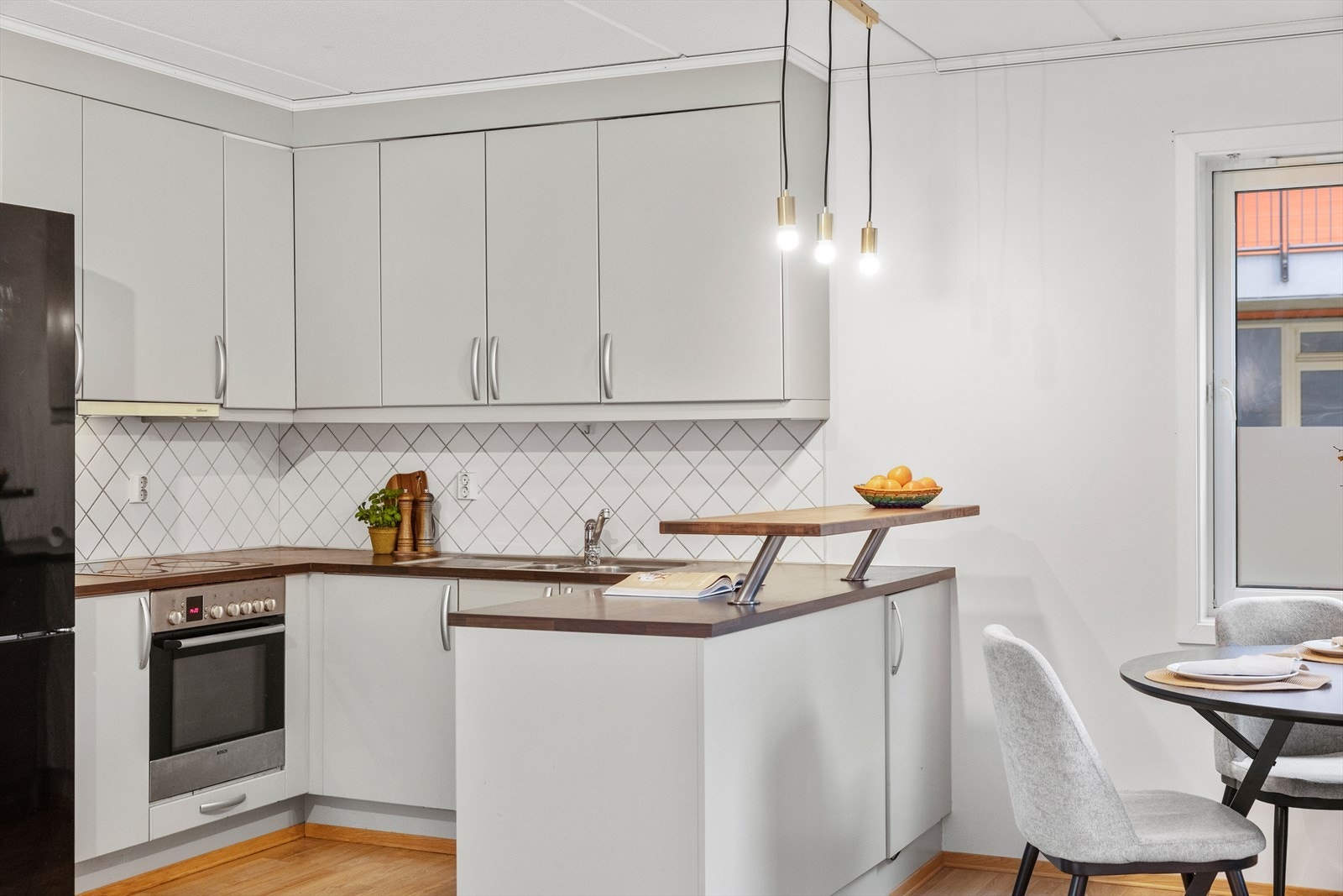 Det er integrert platetopp, stekeovn og oppvaskmaskin, samt frittstående kjøleskap og fryser. Galleribilde