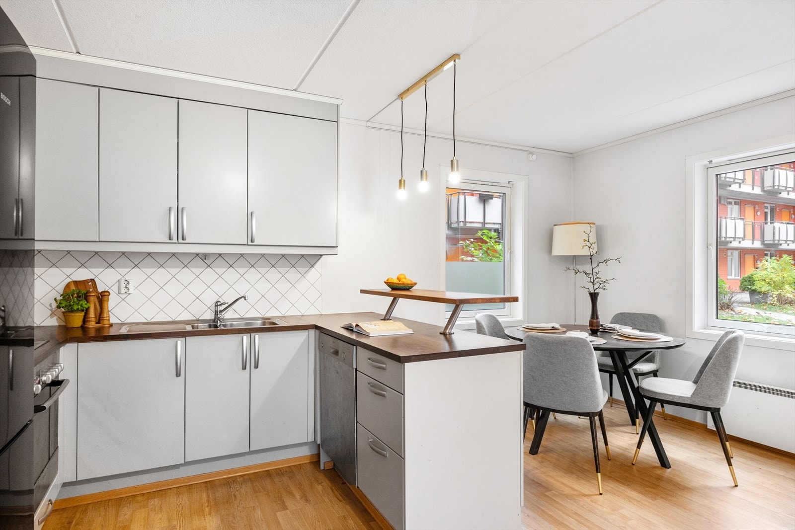 Innredningen har både over- og underskap med belysning under overskapene, samt fliser mellom benkeplate og overskap. Galleribilde